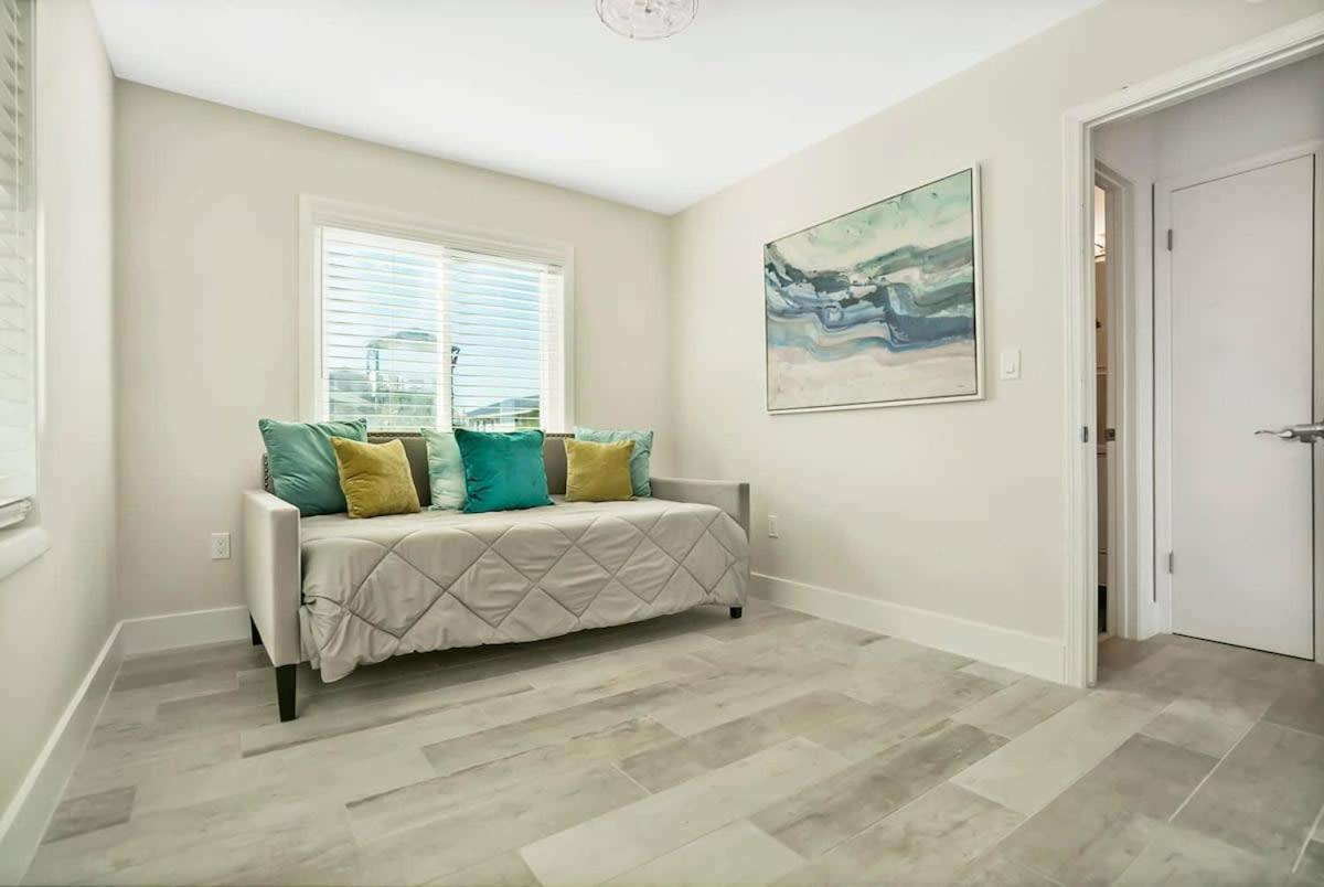 Ocean Views Retreat! Renovated With Bikes! Apartment